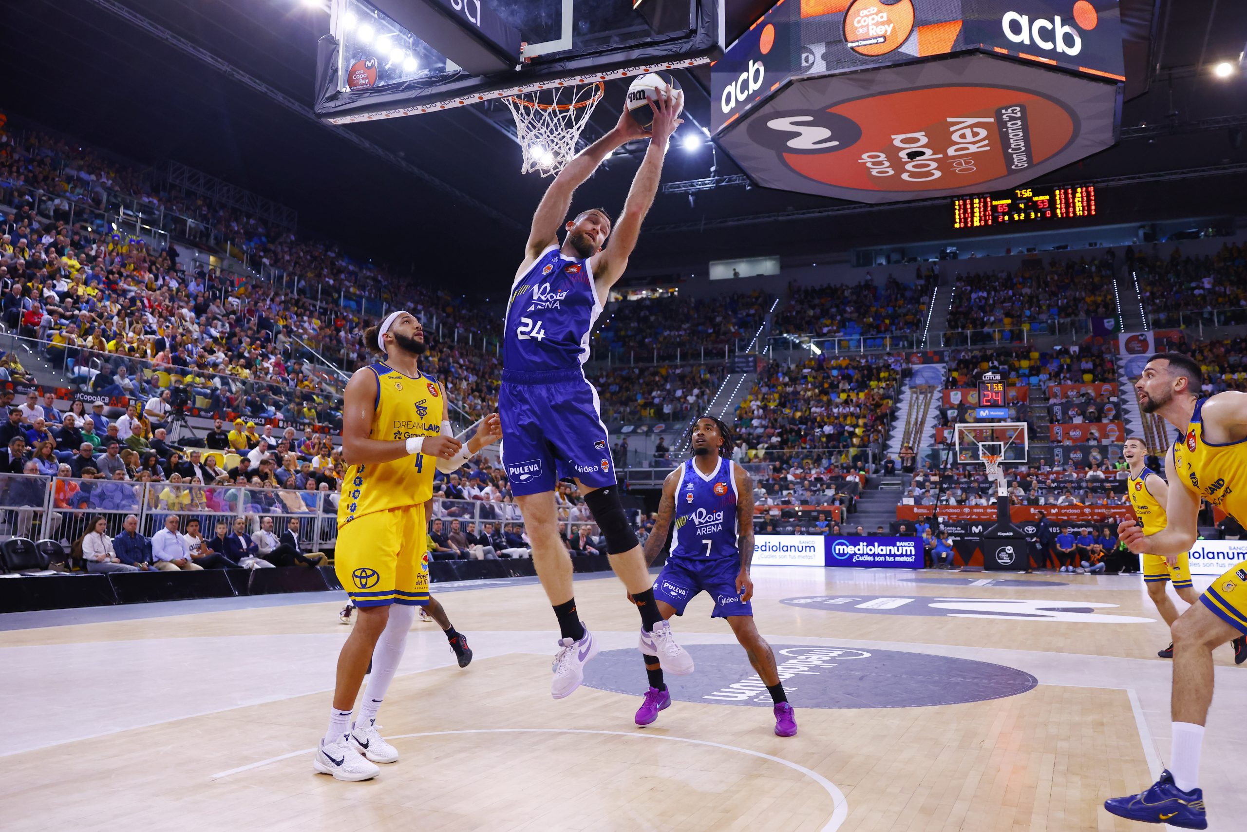 Jugadores de baloncesto trabajando en equipo, metáfora del Family Banker como asesor financiero