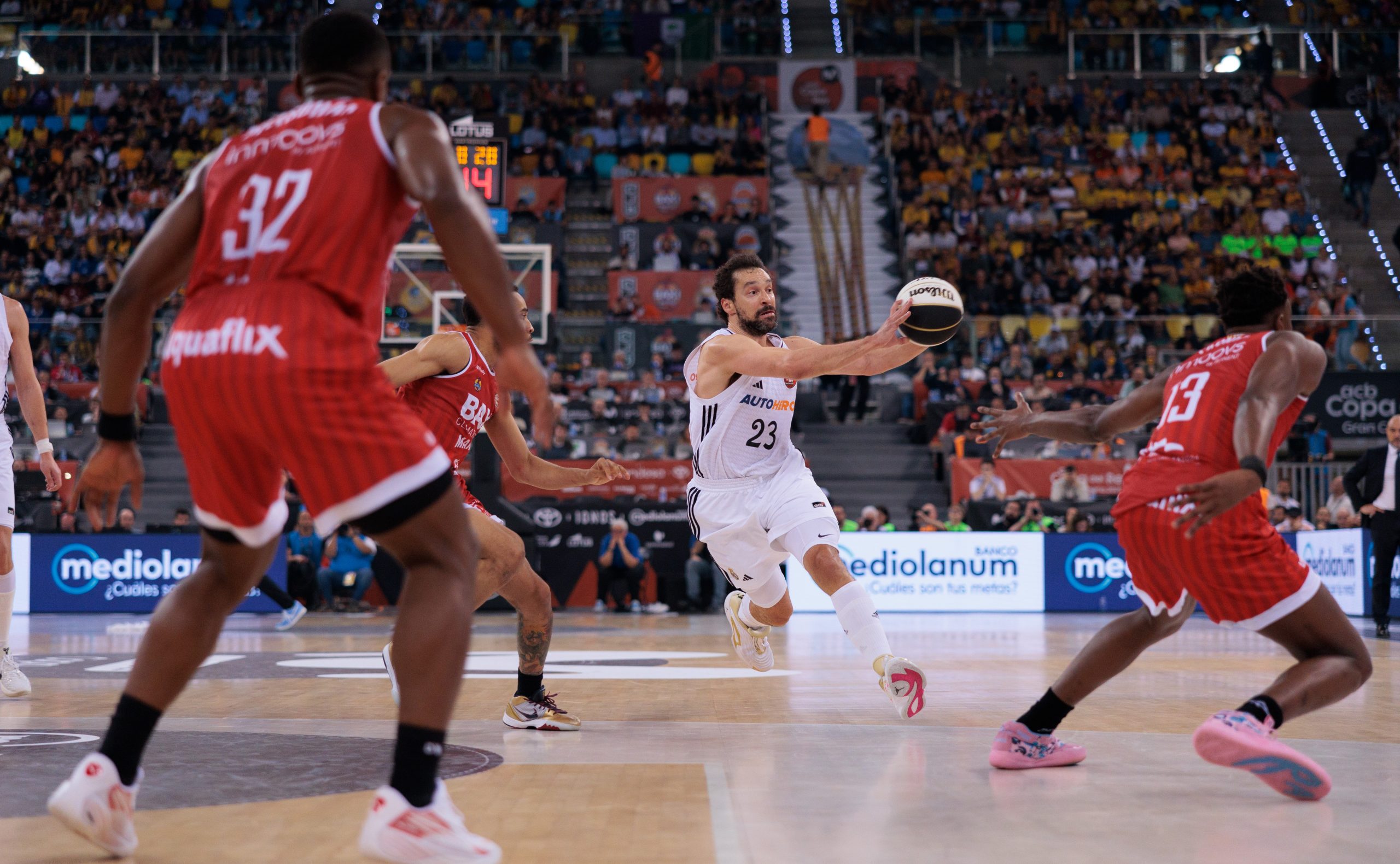 Jugadores de baloncesto trabajando en equipo, metáfora del Family Banker como asesor financiero 